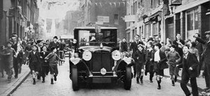 किंग जॉर्ज बनाम ईस्ट एंड, लंदन, c1930s की अंतिम यात्रा द्वारा अज्ञात