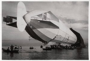 LZ 6 एक तैरते पिछलग्गू में प्रवेश कर रहा है, हाले, जर्मनी, c1909-1910 1933 द्वारा अज्ञात