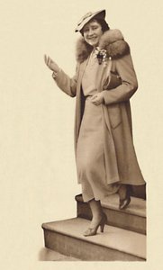 राजकुमारी एलेक्जेंड्रा के 9 फरवरी, 1937 के नामकरण के लिए नंबर 3 बेलग्रेव स्क्वायर को छोड़कर द्वारा अज्ञात