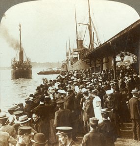 पुराने घर और दोस्तों को छोड़कर - अमेरिका, क्रिस्चिया, नॉर्वे, c1905 के लिए प्रवासियों को लहराते हुए। द्वारा अज्ञात