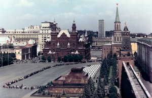 लेनिन मकबरा, रेड स्क्वायर, मॉस्को, 1980 द्वारा अज्ञात
