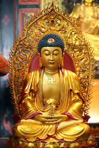 लिओंग सैन बौद्ध मंदिर। स्वर्ण बुद्ध की मूर्ति। सिंगापुर द्वारा अज्ञात