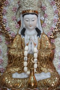 लिओंग सैन बौद्ध मंदिर। गुआन यिन बोधिसत्व प्रतिमा। सिंगापुर द्वारा अज्ञात