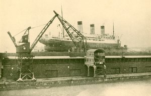 साउथेम्प्टन, 1919 में फ्लोटिंग डॉक में एक राजसी 56,551 टन का भार उठाएं। द्वारा अज्ञात
