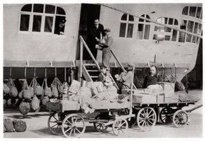 लोड हो रहे प्रावधानों, ज़ेपेलिन एलजेड 127 ग्रेफ़ ज़ेपेलिन, 1933 द्वारा अज्ञात