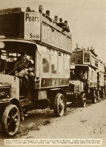स्कॉटिश सैनिकों को मोर्चे पर ले जा रही लंदन की बसें, प्रथम विश्व युद्ध, 1914, 1935। द्वारा अज्ञात