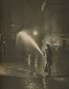 लंडन्स नाइटली क्लीनिंग: स्मारक के आधार पर दृश्य, c1935। द्वारा अज्ञात