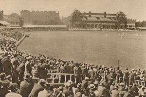 वर्ल्ड-फेमस लॉर्ड्स में माउंड स्टैंड से मंडप की ओर देखते हुए, c1935। द्वारा अज्ञात
