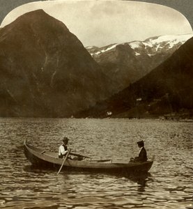 Tjugum से बर्फ से ढके Kjeipen, नॉर्वे में Essefjord को देखते हुए, c1905। द्वारा अज्ञात