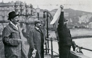 25 जुलाई 1909 को इंग्लिश चैनल के पार उड़ान भरने के बाद डोवर में घाट पर लुई ब्लेयर द्वारा अज्ञात