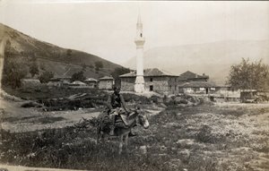 मैसेडोइन, ग्रीस: मीनार के सामने गधे पर बैठा एक आदमी - पोस्टकार्ड 1914-1918 द्वारा अज्ञात