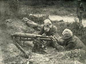 मशीन गनर्स इन एक्शन वेयरिंग गैस गैस हेलमेट, 1919। द्वारा अज्ञात