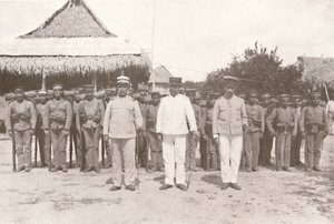मदीरा-ममोर रेलवे: बोलीविया-ब्राजील सीमा पर: बोलीविया के अधिकारी और सैनिक, 1914 द्वारा अज्ञात