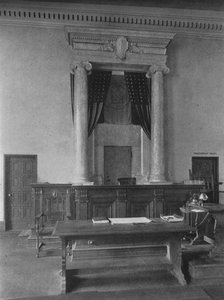 अदालत कक्ष में मजिस्ट्रेट डेस्क, तीसरा जिला न्यायालय, न्यूयॉर्क शहर, 1924 द्वारा अज्ञात