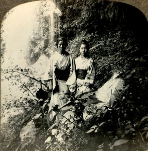 कोइजोकु झरने के नीचे उगते सूरज की भूमि के मैदान ..., c1900। । द्वारा अज्ञात