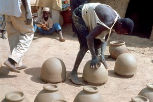 एक पहिया के बिना बर्तन बनाना, नाइजीरिया, c1966 द्वारा अज्ञात