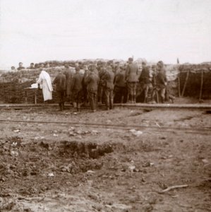 खाइयों में द्रव्यमान, पेरविज, फ्लैंडर्स, बेल्जियम, c1914-c1918 द्वारा अज्ञात