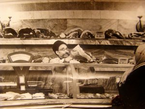 एक सोवियत खाद्य भंडार, यूएसएसआर, 1960 के दशक में मांस काउंटर द्वारा अज्ञात