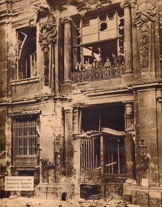 दिसंबर 1918, 1918, 193 के सिटी पैलेस की बालकनी पर पीपल्स मरीन डिवीजन के सदस्य द्वारा अज्ञात