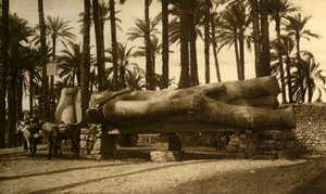 मेम्फिस - द कॉलोज़ल स्टैच्यू ऑफ़ रमेस II, c1918-c1939। द्वारा अज्ञात
