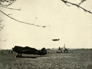 फ्रेंच कर्टिस हॉक और हरिकेन, 1939-1940, 1941 के साथ वासिनकोर्ट एरोड्रोम में मोरेन 406। द्वारा अज्ञात