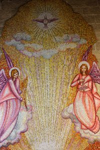 Sacro Cuore di Gesu चर्च में मोज़ेक: एन्जिल्स और पवित्र भूत, गैलीपोली, इटली द्वारा अज्ञात