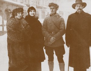 मोइरा बुडबर्ग मैक्सिम गोर्की के साथ बाएं से दाएं, सी। 1920 द्वारा अज्ञात