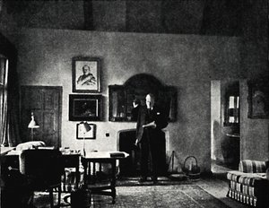 मिस्टर चर्चिल इन हिज स्टडी इन वेस्टरहम, 1930, 1945। द्वारा अज्ञात