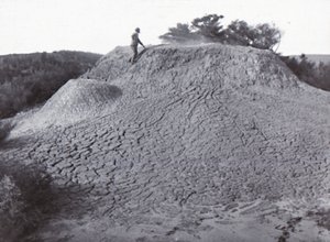 मड ज्वालामुखी वायोटापू, 19 वीं 20 वीं सदी के अंत में। द्वारा अज्ञात