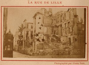 पेरिस की नगर पालिका (1871): मई 1871 में पेरिस में रुए डे लिले में नष्ट हुई इमारतों का दृश्य। पियरे पेपेटिट की तस्वीर। कार्डबोर्ड पर प्रिंट करें, मंद। 9x5,4 सेमी द्वारा अज्ञात