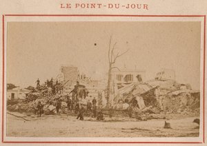 पेरिस की नगर पालिका (1871): मई 1871 में पेरिस में पॉइंट-डु-जर्स जिले में खंडहरों का दृश्य। पियरे पेपेटिट की तस्वीर। कार्डबोर्ड पर प्रिंट करें, मंद। 9x5,4 सेमी द्वारा अज्ञात