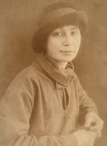 नतालिया सर्गेवना गोंचारोवा 1881-1962 पेरिस में, 1917। द्वारा अज्ञात