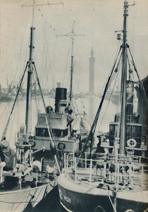 नवल ट्रॉलर, एचएमएस लिफी ग्रिस्बी डॉक्स, 1937 में एक ग्रिम्सबी मछली पकड़ने के पोत के साथ द्वारा अज्ञात