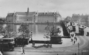 न्यू काउंटी हॉल और Boadicea स्मारक, लंदन, c1925 द्वारा अज्ञात