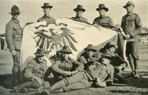 न्यूजीलैंड के सैनिकों ने जर्मन ध्वज, प्रथम विश्व युद्ध, 1914, c1920 पर कब्जा कर लिया। द्वारा अज्ञात