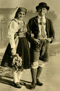 पारंपरिक पोशाक में न्यूलीवेड्स, कारिन्थिया, ऑस्ट्रिया, c1935। द्वारा अज्ञात