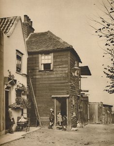 हाईवेगेट में पुराने घर जिनके दरवाजे ग्रामीणों ने कोच पास देखे। c1935। द्वारा अज्ञात