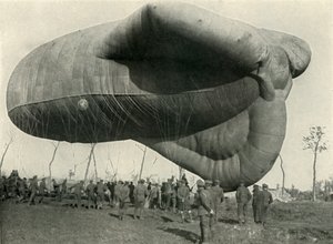 हमारे अवलोकन गुब्बारे में से एक, 1919। द्वारा अज्ञात