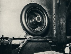 सर मैल्कम कैंपबेल्स के टायरों में से एक 300 मील प्रति घंटे, 1937 पर चल रहा है द्वारा अज्ञात