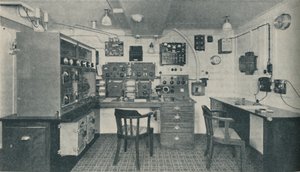 एक आधुनिक लाइनर में वायरलेस केबिनों में से एक, 1936 द्वारा अज्ञात