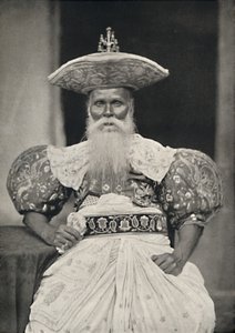 पुरानी सिंहली पोशाक, 1926 में कैंडी में स्थानीय परिषद द्वारा अज्ञात