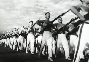 1930 के दशक में मॉस्को, यूएसएसआर, यंग कम्युनिस्ट्स की परेड द्वारा अज्ञात