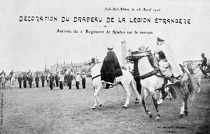 28 अप्रैल 1906 को फ्रेंच विदेशी सेना, सिदी बेल एब्स, अल्जीरिया के झंडे की परेडिंग द्वारा अज्ञात