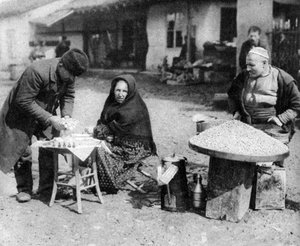 मूंगफली और सुगंधित पेडलर्स, सोफिया, बुल्गारिया, c1923 द्वारा अज्ञात