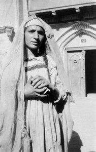 फारसी महिला, 1917-1919 द्वारा अज्ञात