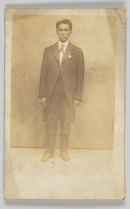 सूट पहने एक आदमी का फ़ोटोग्राफ़िक पोस्टकार्ड, 1904-1918। द्वारा अज्ञात