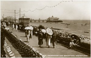 पियर, प्रोमेनेड और बैंडस्टैंड, ईस्टबोर्न, ससेक्स, c1920s द्वारा अज्ञात