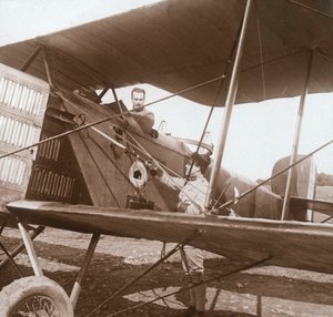 पायलट इन बाइप्लेन, c1914-c1918 द्वारा अज्ञात