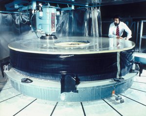 हबल टेलीस्कोप, 1980 के दशक के दर्पण को चमकाने द्वारा अज्ञात