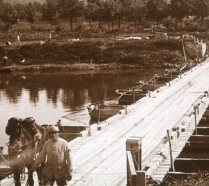 वेनजेल, आइजेन, फ्रांस में नदी के ऊपर पोंटून पुल, c1914-c1918 द्वारा अज्ञात
